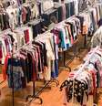 O Bazar CloZét, da Casa do Zezinho, recebe doações de roupas que passam por triagem e são revendidas a preços acessíveis. Renda é revertida para ações da ONG.  Foto: Casa do Zezinho/ Divulgação / Estadão