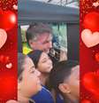 Bolsonaro posa para fotos com crianças e apoiadores durante fim de semana no litoral de Alagoas  Foto: Jair Bolsonaro via Facebook / Estadão