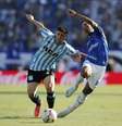 Juan Nardoni, do Racing, e Matheus Pereira, do Cruzeiro  Foto: Cesar Olmedo/Reuters