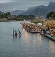 Vang Vieng no Laos é popular entre os mochileiros que viajam pelo Sudeste Asiático  Foto: Getty Images / BBC News Brasil