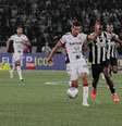 Cáceres, do Vitória, na partida entre Botafogo e Vitória pelo Campeonato Brasileiro  Foto: VYCTOR SANTOS/PERA PHOTO PRESS/ESTADÃO CONTEÚDO