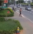 Homem tenta arrancar uma criança de três anos dos braços de uma babá, em São Paulo  Foto: Reprodução/X