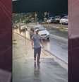 Suspeito de assassinar delator foi visto caminhando por Guarulhos após o crime   Foto: Reprodução/SBT
