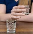 O Ministério das Relações Exteriores do Reino Unido aconselha os viajantes: 'Tome cuidado se te oferecerem bebida, especialmente de graça, ou ao comprar drinques à base de álcool. Se os rótulos, o cheiro ou o sabor parecerem estranhos, não beba'  Foto: Getty Images / BBC News Brasil