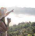 Mulher viajante apreciando paisagem.  Foto: Freepik