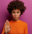 Em média, o medo representa 46% das razões que levam as mulheres a permanecerem em relacionamentos violentos  Foto: Imagem de wayhomestudio no Freepik