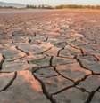 Leito seco de um lago: mudanças climáticas, somadas ao uso excessivo de água e projetos de irrigação, estão levando ao desaparecimento de corpos d'água interior ao redor do mundo Vladimir Konstantinov/Shutterstock  Foto: The Conversation