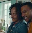 Rosalind Eleazar (Kat) e Ashley Walters (Josh) em 'Que Falta Você me Faz'  Foto: Netflix/Divulgação