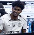  Foto: Rodrigo Coca/Agência Corinthians - Legenda: Hugo Souza se emocionou em coletiva após Corinthians comprar seus direitos econômicos / Jogada10