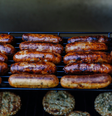 Menina de 2 anos morre após comer salsicha e pais ficam em estado gravíssimo  Foto: Foto de Phil Hearing na Unsplash / Contigo