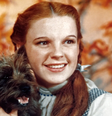 Judy Garland, como a personagem Dorothy Gale, segura Totó em uma foto de 'O Mágico de Oz'.  Foto: Herbert Dorfman/Corbis/Getty Images / Rolling Stone Brasil