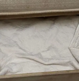 Gaveta ficava embaixo da cama da mulher  Foto: Reprodução/BBC