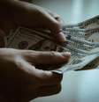 Dólar fecha em R$ 5,99, recorde histórico após anúncio de pacote de cortes de gastos com isenção no IR  Foto: Reprodução/Getty Images