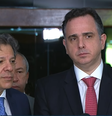 O ministro Fernando Haddad e o senador Rodrigo Pacheco falaram com a imprensa após se reunirem para tratar do pacote de corte de gastos  Foto: Reprodução/TV Senado