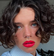 Bruna Linzmeyer revelou que se atrai por mulheres inteligentes que têm um olhar diferente e "fora da caixinha"  Foto:  Reprodução: Instagram/brunalinzmeyer