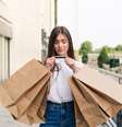 Mulher fazendo muitas compras com o cartão de crédito.  Foto: Freepik
