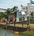 Autoridades argentinas coordenam operação para retirar jacaré solto propositalmente em lago turístico na fronteira com o Brasil  Foto: Reprodução/Municipalidad de Bernardo de Irigoyen