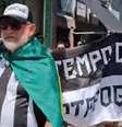 Homem que vende fotos com réplica da taça –  Foto: Reprodução / Léo Pereira - Legenda: Botafoguenses estão confiantes para vitória na Libertadores / Jogada10