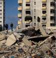 Homem sobre ruínas de sua casa destruída por um ataque israelense, após o cessar-fogo entre Israel e o Hezbollah, em Tiro, sul do Líbano, 30 de novembro de 2024.   Foto: REUTERS/Adnan Abidi