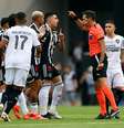 Facundo Tello expulsou Gregore por entrada em Fausto Vera  Foto: Reuters/Agustin Marcarian