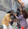 Jão (Fabrício Boliveira) e Madá (Jéssica Ellen) se desesperam em cena de incêndio do barracão da Dragão Suburbano.  Foto: Beatriz Damy/Globo