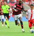  Foto: Ricardo Duarte/Internacional - Legenda: Gerson e Bernabei disputam a bola durante o duelo entre Flamengo e Internacional / Jogada10