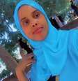 Fathi Hussein, posando para uma selfie usando um lenço azul na cabeça  Foto: Hussein family / BBC News Brasil