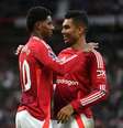  Foto: Gareth Copley/Getty Images - Legenda: Rashford, autor de dois gols, recebe os cumprimentos de Casemiro neste United 4 a 0 sobre o Everton / Jogada10