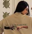 Brenda Sá e seu noivo aparecem em vídeo vestindo a camisa com conotação racista, dizendo que estão se arrumando para irem à igreja  Foto: Reprodução: X/ThiagoResiste
