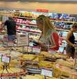 Lilian Gonçalves provou ser boa dona de casa ao escolher com atenção dos produtos no mercado  Foto: Sala de TV