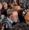  Foto: divulgação meu Timão - Legenda: Augusto Melo nos braços da Fiel / Jogada10