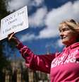 Uma ativista com deficiência da Dignity in Dying segura um cartaz durante protesto em apoio às propostas para legalizar a morte assistida no Reino Unido  Foto: Getty Images / BBC News Brasil