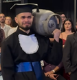 Jovem carrega botijão de gás para homenagear o pai durante formatura  Foto: Reprodução/Redes Sociais