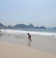 Praia de Copacabana, na zona sul do Rio; projeto abre brecha para que praias sejam privatizadas e volta à discussão com alterações.  Foto: Pedro Kirilos/Estadão / Estadão
