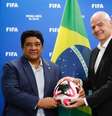  Foto: Fifa - Legenda: Presidente da CBF, Ednaldo Rodrigues, ao lado do presidente da FIFA, Gianni Infantino / Jogada10