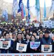Manifestação em Seul pede renúncia de Yoon Suk Yeol. Sindicatos anunciaram greve pela saída do presidente  Foto: DW / Deutsche Welle