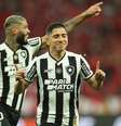  Foto: Vitor Silva/Botafogo - Legenda: Savarino comemora gol no Beira-Rio ao lado de Alexander Barboza / Jogada10