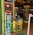Diante da escassez de dólares na Bolívia, loja anuncia que compra a moeda americana  Foto: BBC News Brasil