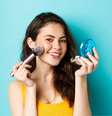 Desfiles de moda e influenciadoras antecipam as tendências de maquiagem para o verão 2025  Foto: Mix and Match Studio | Shutterstock / Portal EdiCase