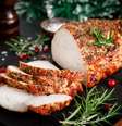 Pernil assado ao molho de ervas  Foto: Jazzyxer | Shutterstock / Portal EdiCase