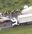 Acidente entre caminhões e carro deixou mortos e feridos na Rodovia dos Bandeirantes  Foto: Reprodução/TV Globo