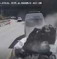 Pedra caiu sobre caminhonete em uma rodovia no Peru  Foto: Reprodução/La Nacion