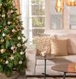 O dourado ajuda a trazer mais elegância para a decoração de Natal  Foto: Danielcc | Shutterstock / Portal EdiCase