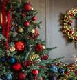 As árvores de Natal enfeitadas são uma das principais tradições da data comemorativa  Foto: Anastasiia Krivenok/Getty Images