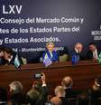 Presidente da Argentina, Javier Milei; presidente do Uruguai, Luis Lacalle Pou; presidente da Comissão Europeia, Ursula von der Leyen; presidente Luiz Inacio Lula da Silva; e presidente do Paraguai, Santiago Pena, em cúpula do Mercosul em Montevidéu 06/12/2024.  Foto: REUTERS/Mariana Greif