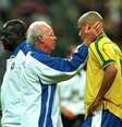 Ronaldo é consolado por Zagallo depois da final da Copa do Mundo de 1998.  Foto: Celio Jr/Estadão Conteúdo / Estadão