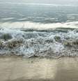 Imagem mostra o mar, com ondas quebrando na praia.  Foto: Getty Images / BBC News Brasil