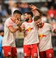  Foto: Ari Ferreira/Red Bull Bragantino - Legenda: Jogadores do Bragantino comemoram gol no triunfo sobre o Criciúma / Jogada10