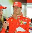 Rubens Barrichello fala ao microfone ao lado de Michel Schumacher em foto de 26 de março de 2000. Dupla correu pela Ferrari no GP de Interlados àquele ano.  Foto: Eduardo Nicolau/Estadão / Estadão