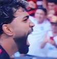 Gabigol beija o escudo do Flamengo ao sair de campo pelo Flamengo pela última vez –  Foto: reprodução de TV (SporTV) - Legenda: Gabigol explode de alegria ao fazer o seu gol justamente na partida de despedida com a camisa do Flamengo / Jogada10